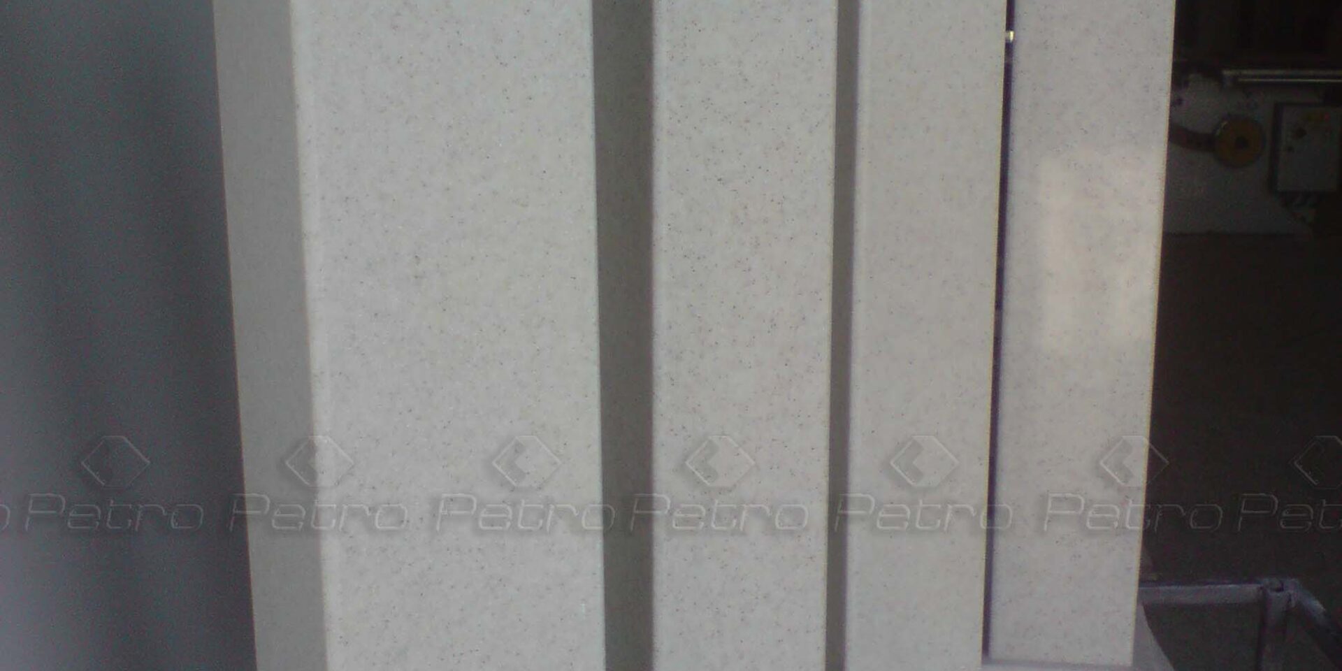 اجرای کابینت و کانتر اشپزخانه به همراه ستون های زیبا کورینی