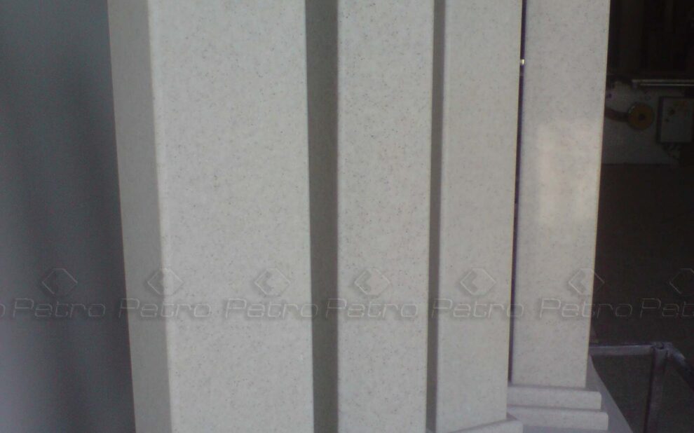 اجرای کابینت و کانتر اشپزخانه به همراه ستون های زیبا کورینی