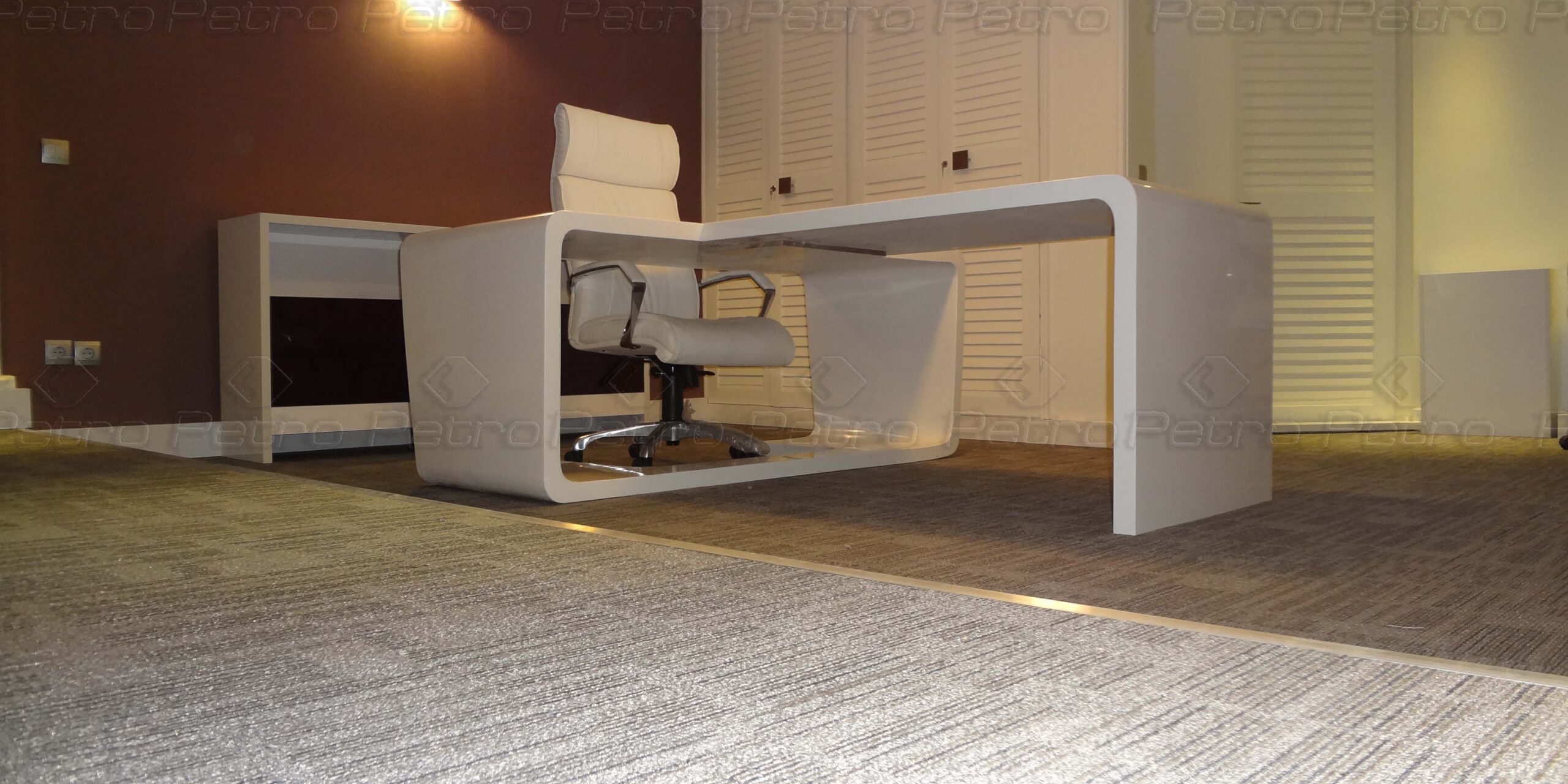 میز اداری جذاب با کورین