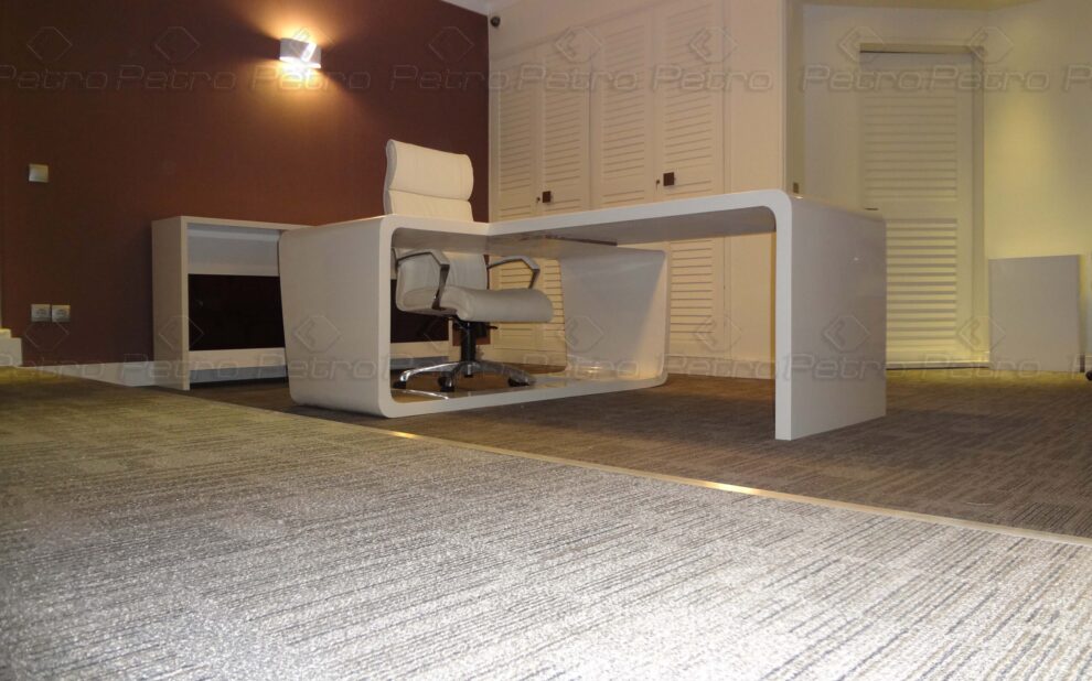 میز اداری جذاب با کورین