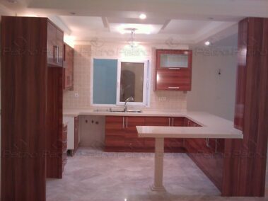 اجرای کابینت و کانتر اشپزخانه به همراه ستون های زیبا کورینی